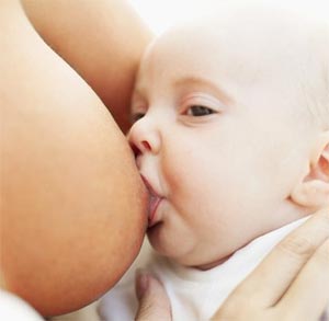 Women+breastfeeding+baby